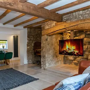  Holiday home Gloucester-modernised 4 Bedroom Cottage-sleeps 8-free Parking-fast Wi-fi